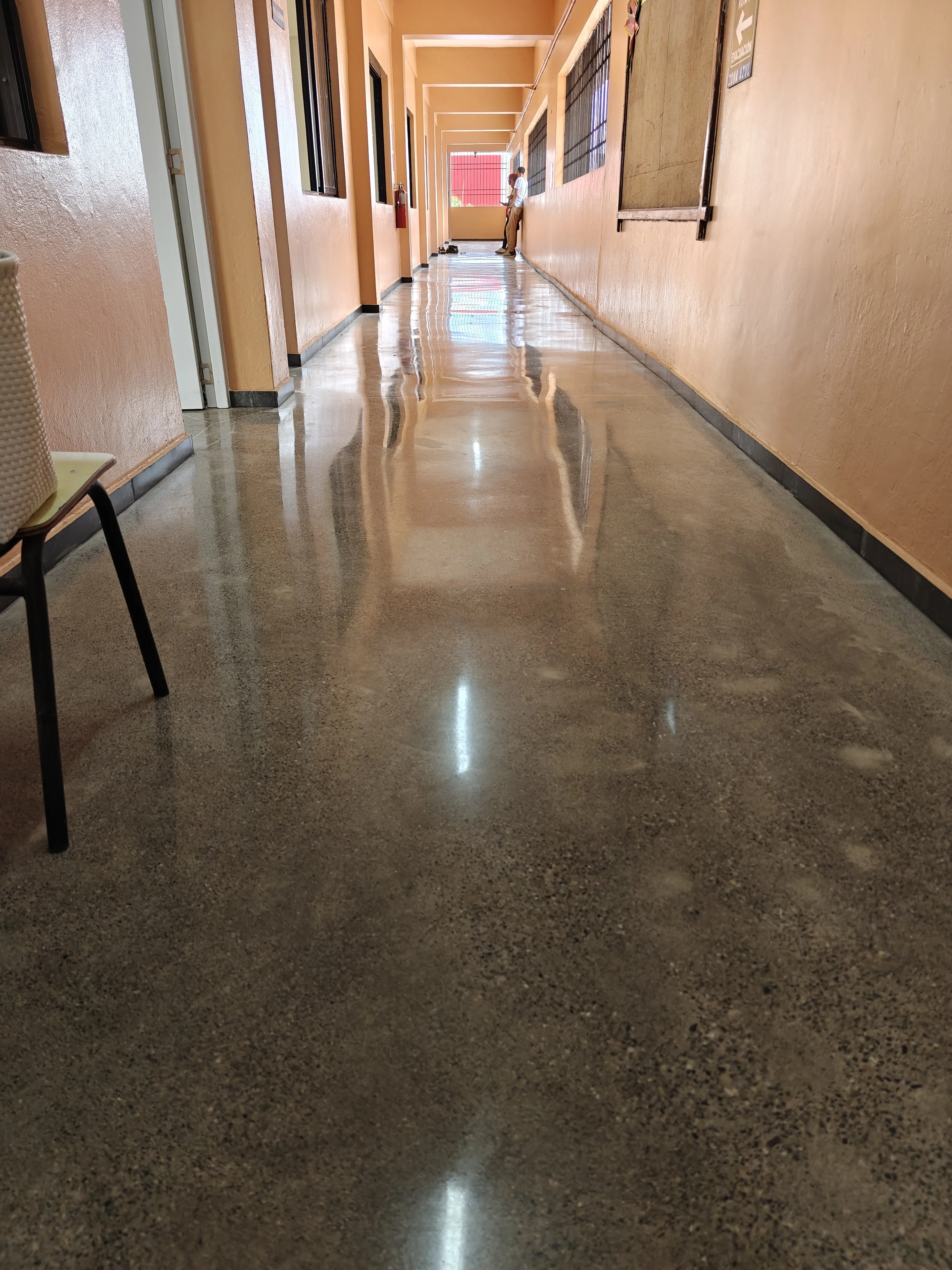 BrightConcrete™ — Acabado sellado en zona de alto tránsito: soporta el uso diario intenso y facilita enormemente la limpieza.
