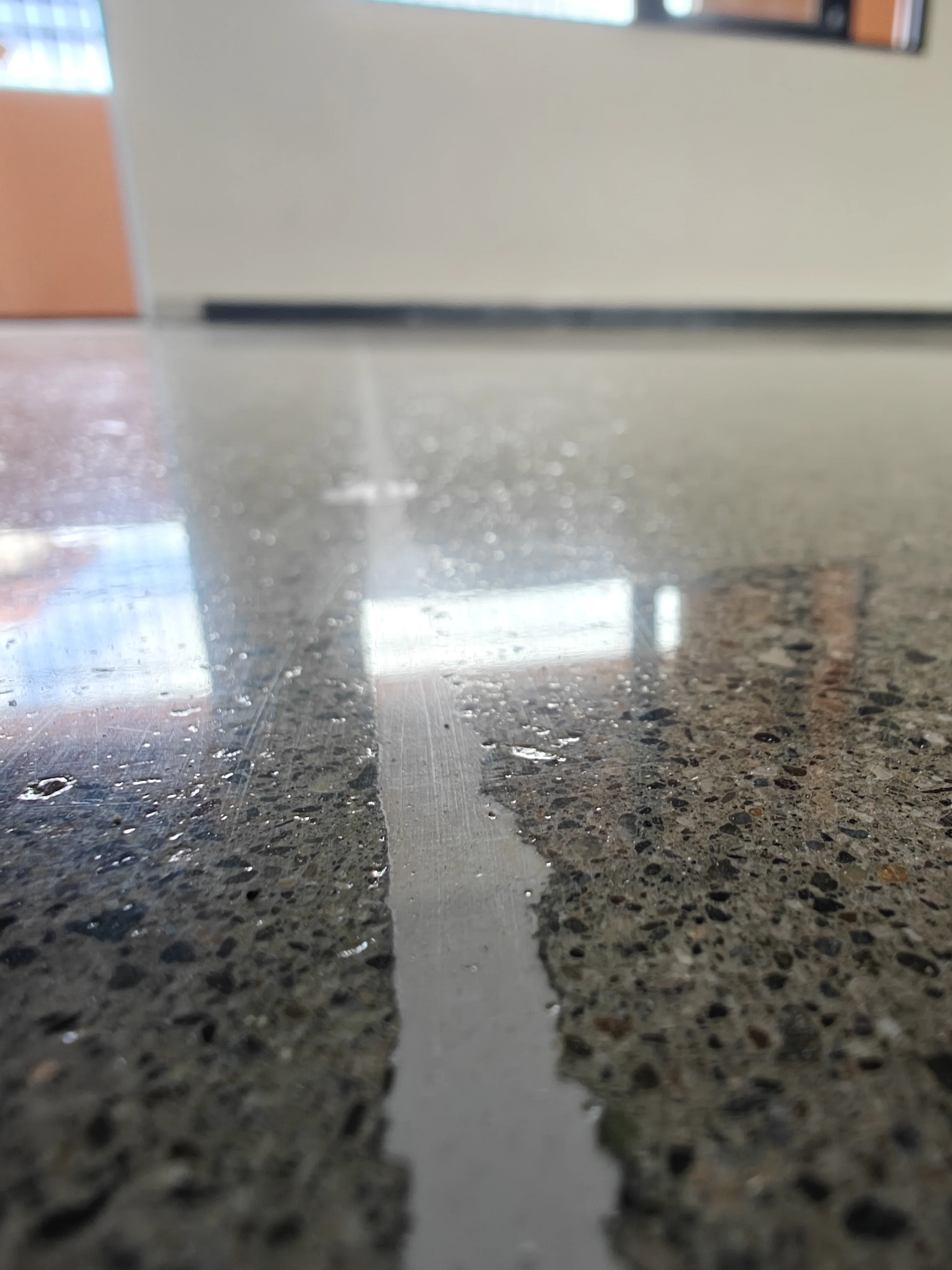 BrightConcrete™ — Corte entre paños sellado al ras, sin desniveles ni tropezones: superficie continua y segura al caminar.