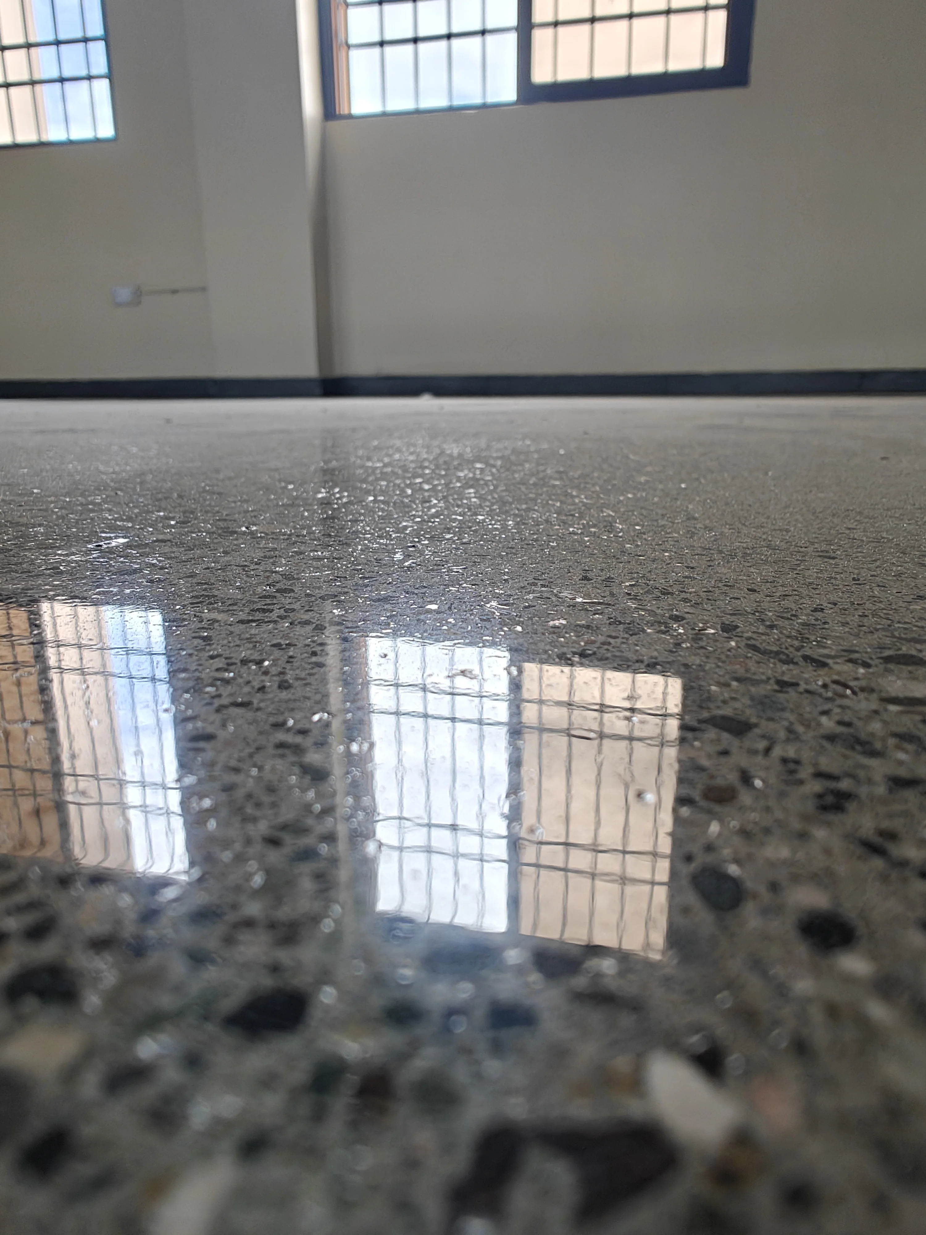 BrightConcrete™ — Detalle del acabado: el pulido expone el agregado natural del concreto, logrando una estética cercana al terrazo.
